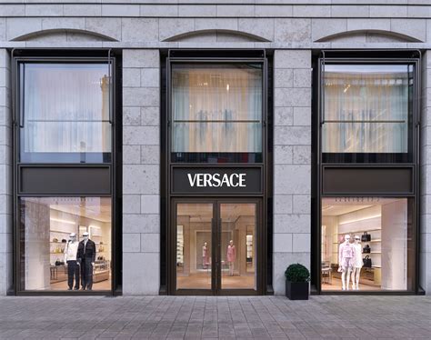 Versace bezieht neue Boutique in Düsseldorf.